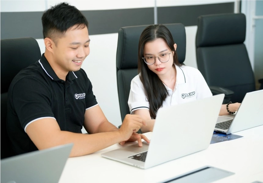 Staffs discussing on using AI. Photo courtesy of Groove Technology