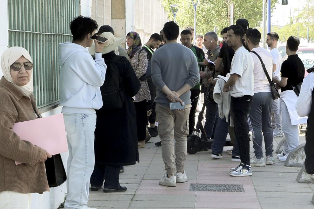 Un grupo de marroqu�es hace cola en el consulado de su pa�s en Sevilla.