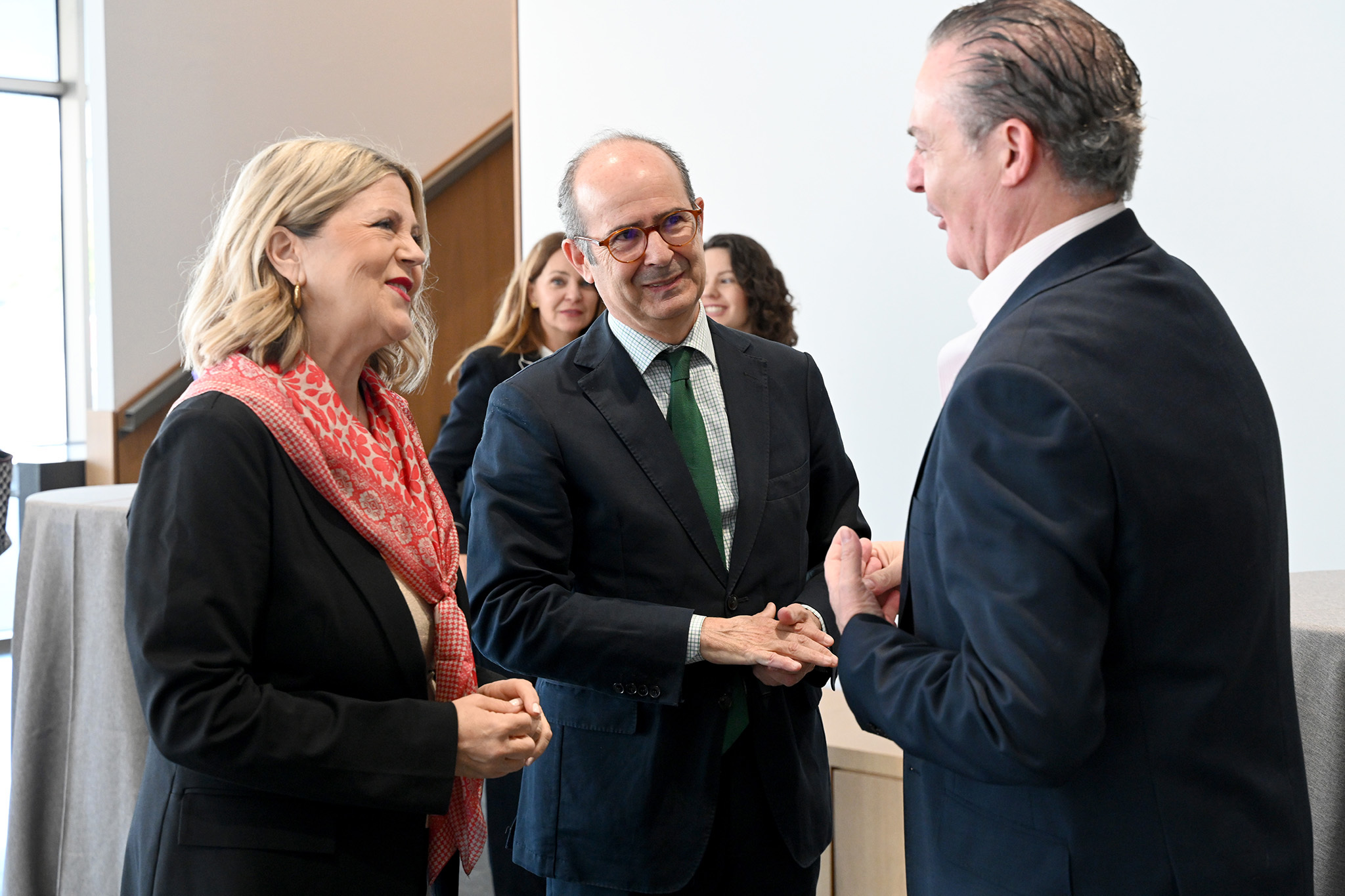 La consellera, Carmen Ort�, junto el rector, Higinio Mar�n, a su llegada al paraninfo.