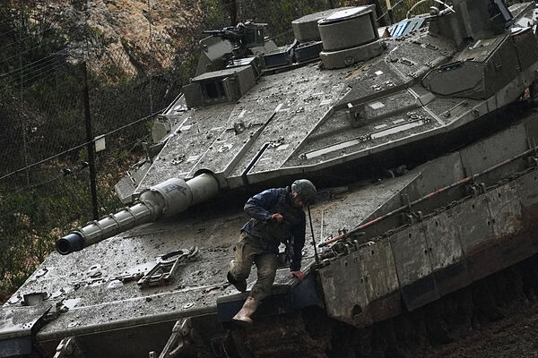 Un soldado de Israel en un tanque.