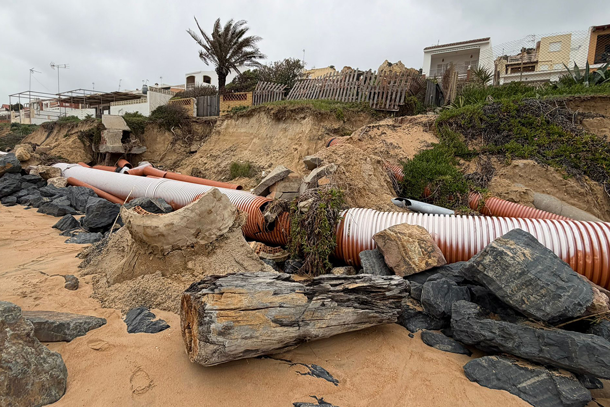 El mar ha dejado a la vista las tuber�as del colector de residuos en la playa Casa de Bonares de Mazag�n.