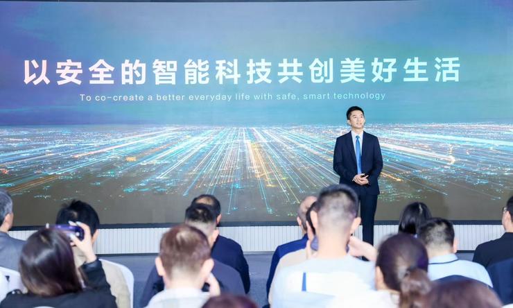 萤石发布会的「两张面孔」:AI硬件的「激进」与品牌叙事的「谨慎」