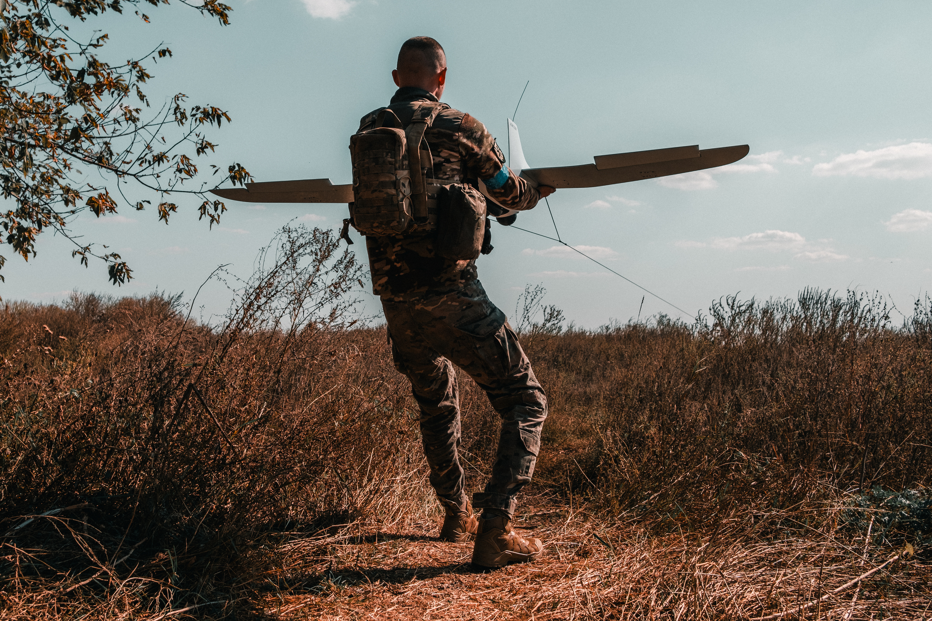 Soldado ucraniano lanza un dron de reconocimiento sobre el frente.