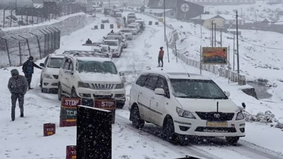 Army rescues stranded tourists, locals after heavy snowfall in East Sikkim