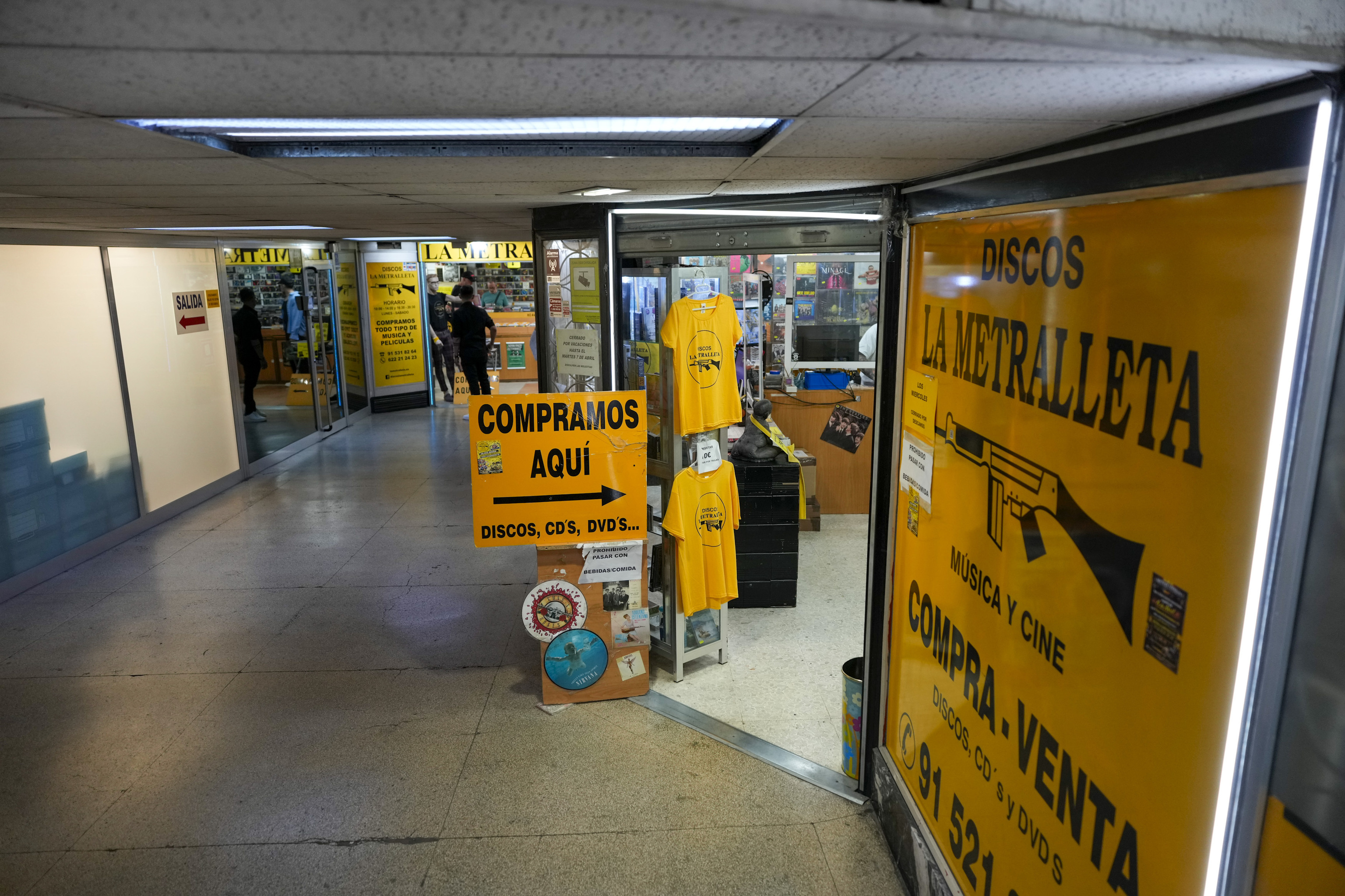 La entrada a la otra tienda de La Metralleta, regentada por Jos� Luis.