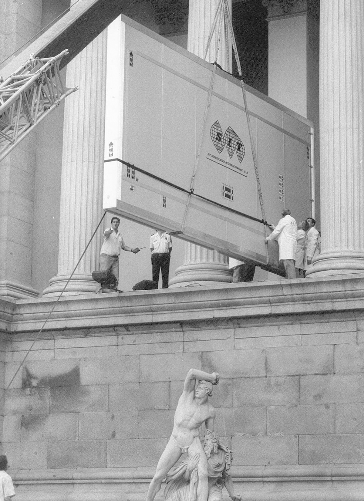 El Guernica sale, custodiado por los mismos expertos, del Cas�n del Buen Retiro el 26 de julio de 1992. El gran mural va protegido dentro de una caja met�lica especial de alta seguridad y protecci�n en ambas caras del cuadro.