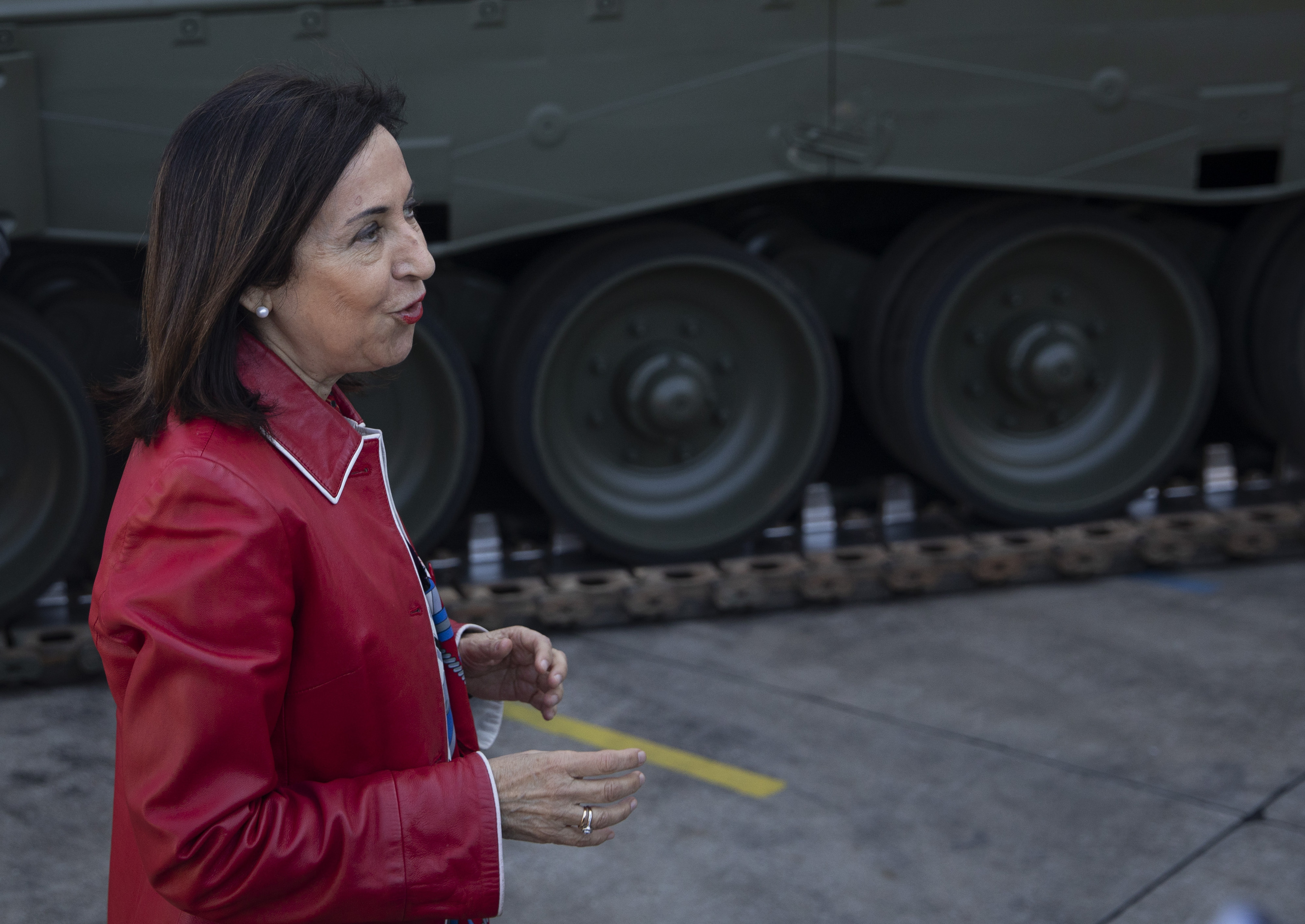 La ministra de Defensa, Margarita Robles, en una visita a la f�brica de Santa B�rbara en Andaluc�a