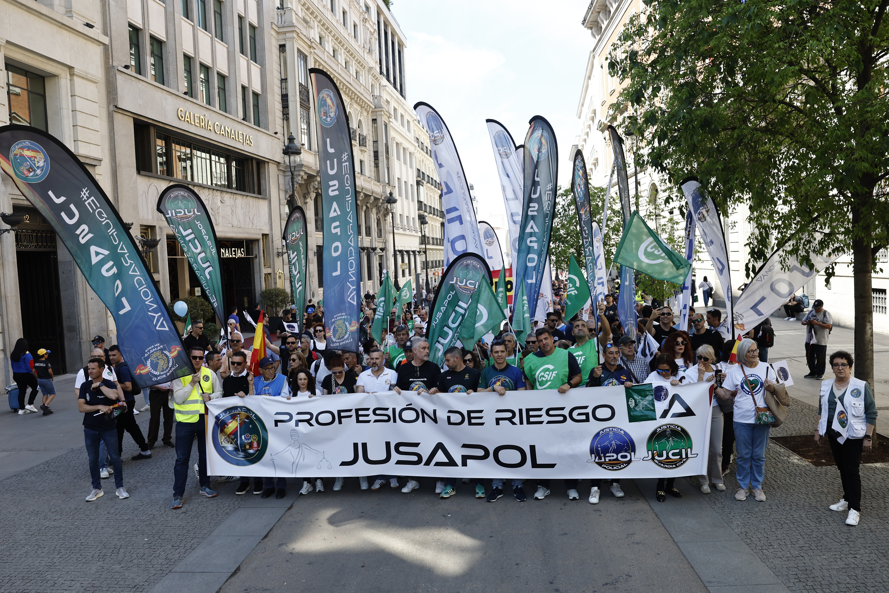 El sindicato policial Jupol, la asociaci�n de guardias civiles Jucil se manifiestan desde la Puerta del Sol hasta el Congreso.