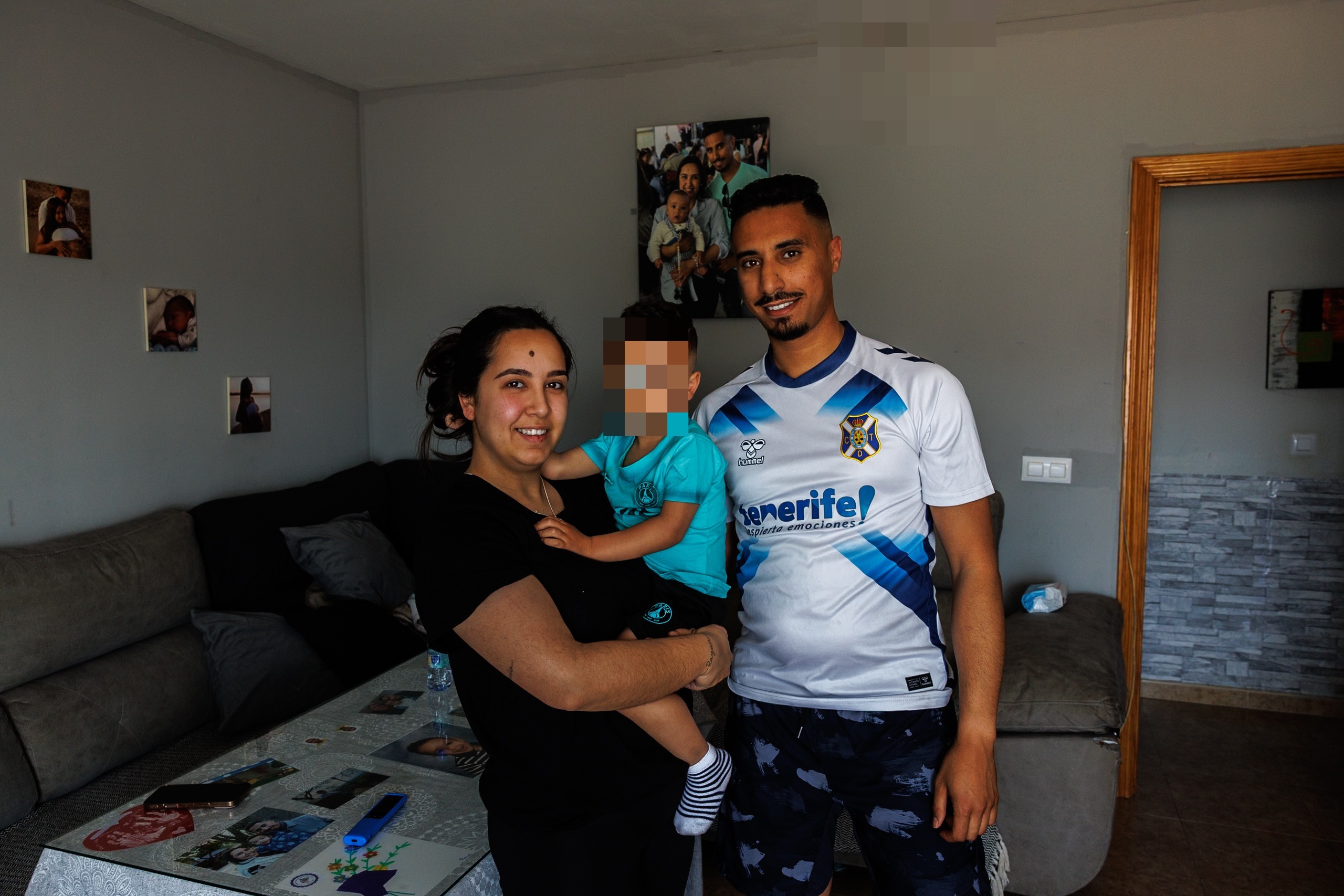 El marroquí Hamsa Rejem y la española Estefanía Correas, ambos de 26 años, residen en Talayuela (Cáceres), están casados y son padres de un niño.