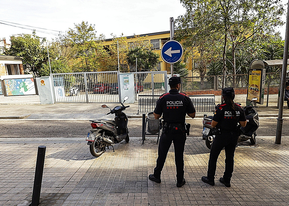 Los Mossos en las inmediaciones de un instituto en una imagen de archivo