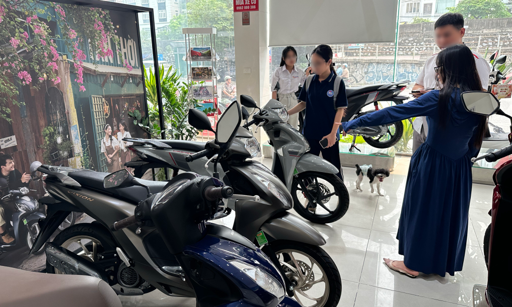Hoai (in blue) and her daughter shop for a motorbike. Photo by VnExpress/Minh Quan