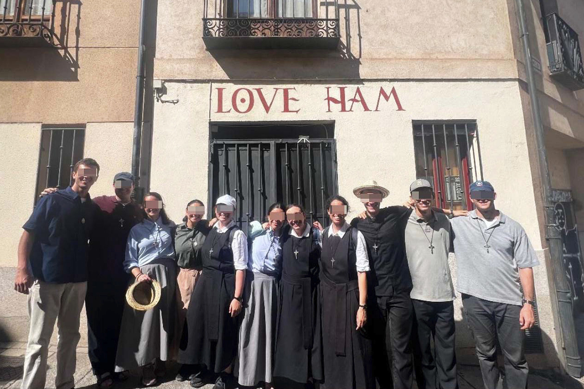 Algunos miembros femeninos y masculinos de HAM, el verano pasado.
