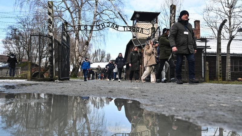 Germania: simpatizza con i neonazisti, poliziotto condannato a visitare Auschwitz