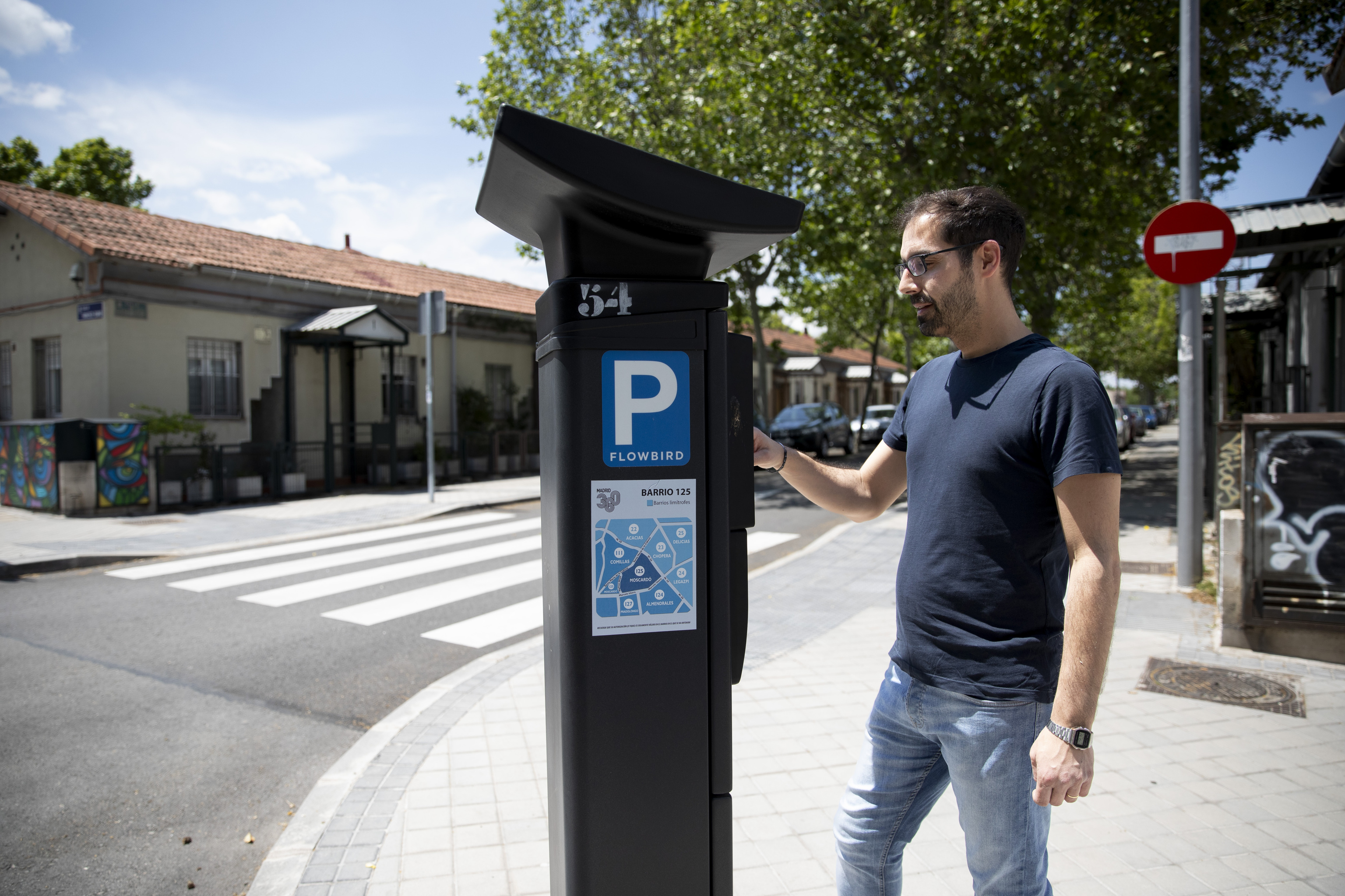 Un madrile�o utilizando un parqu�metro.