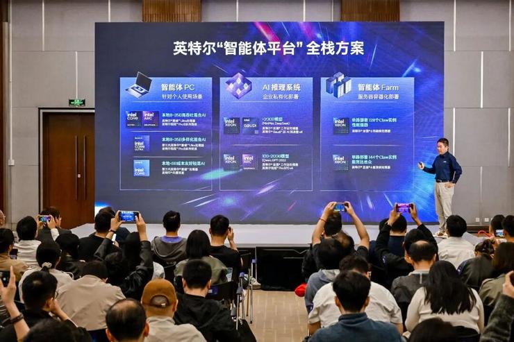 PC 正在「物种进化」:英特尔如何用混合 AI 制造你的数字分身?