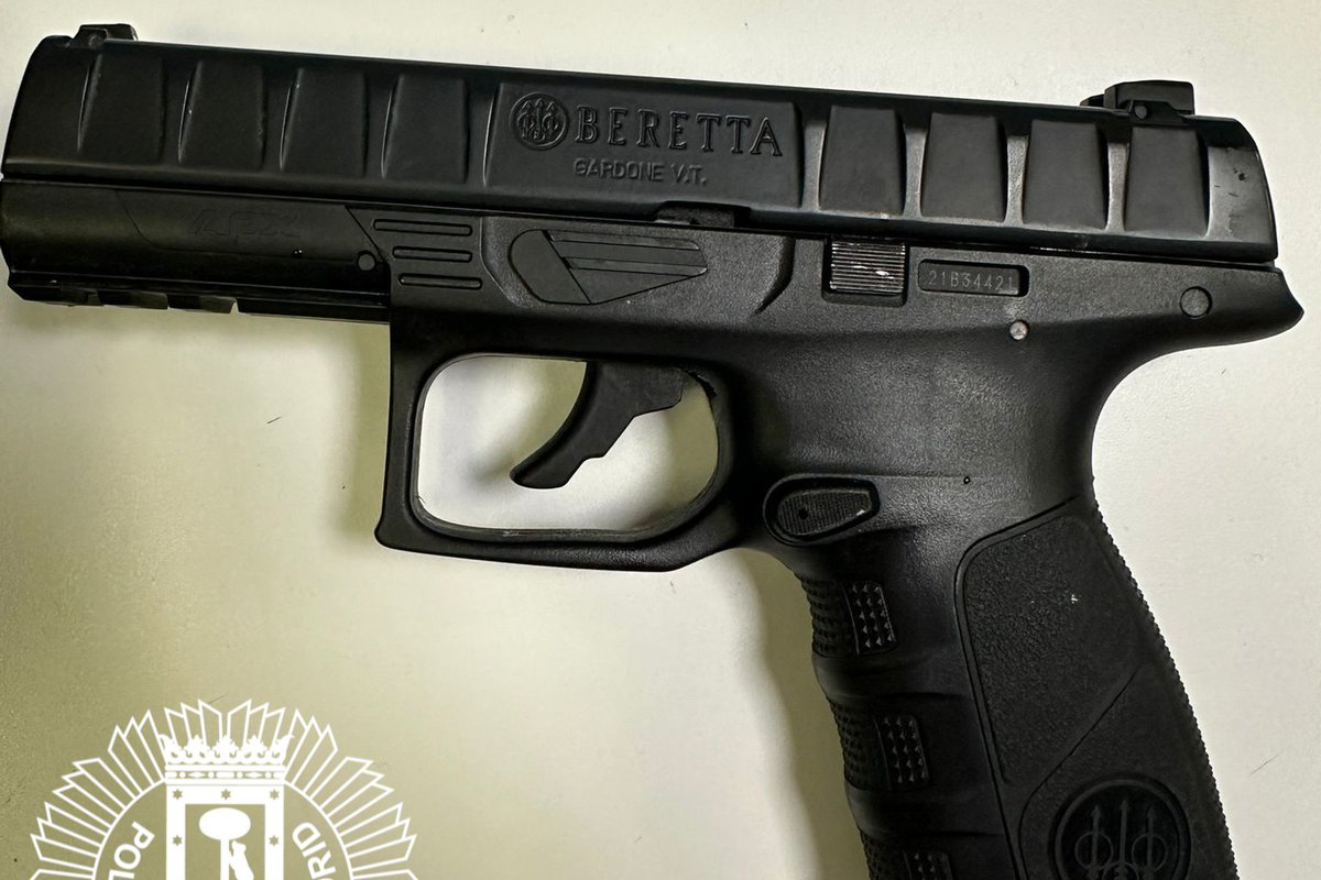 El arma intervenida al detenido.