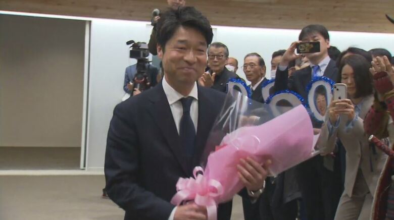 「ワンチームで前に」上田市・斉藤達也新市長が拍手の中、初登庁　3月の市長選で現職を306票差で破り初当選　長野県｜FNNプライムオンライン