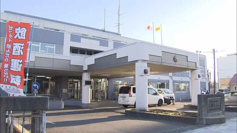 「自転車が車にひかれた。車はいなくなった」50代女性は腰の骨折る大ケガー約2週間後にひき逃げなどの疑いで逮捕された男は「私は事故など起こしていません」と否認〈北海道苫小牧市〉｜FNNプライムオンライン