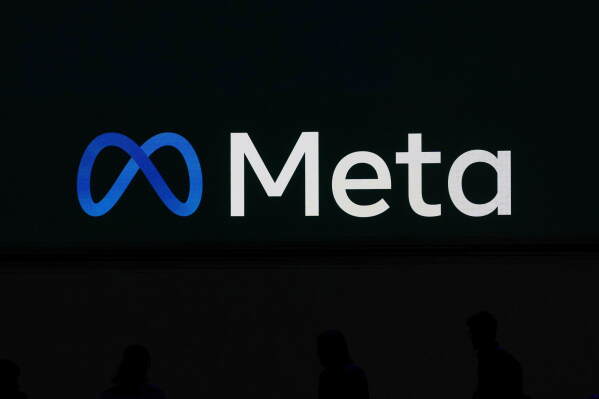 El logo de Meta en una pantalla, en la conferencia LlamaCon 2025 en Menlo Park, California, el 29 de abril del 2025. (AP foto/Jeff Chiu)