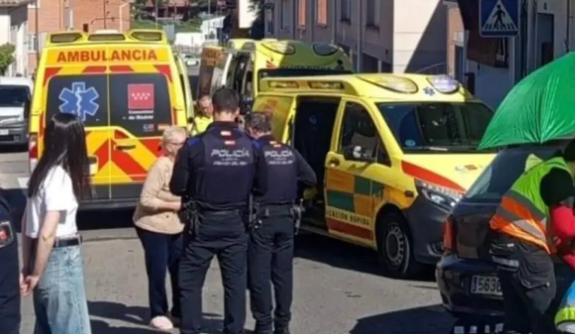 Agentes de la Polic�a Local y ambulancias del Summa en el lugar del accidente.