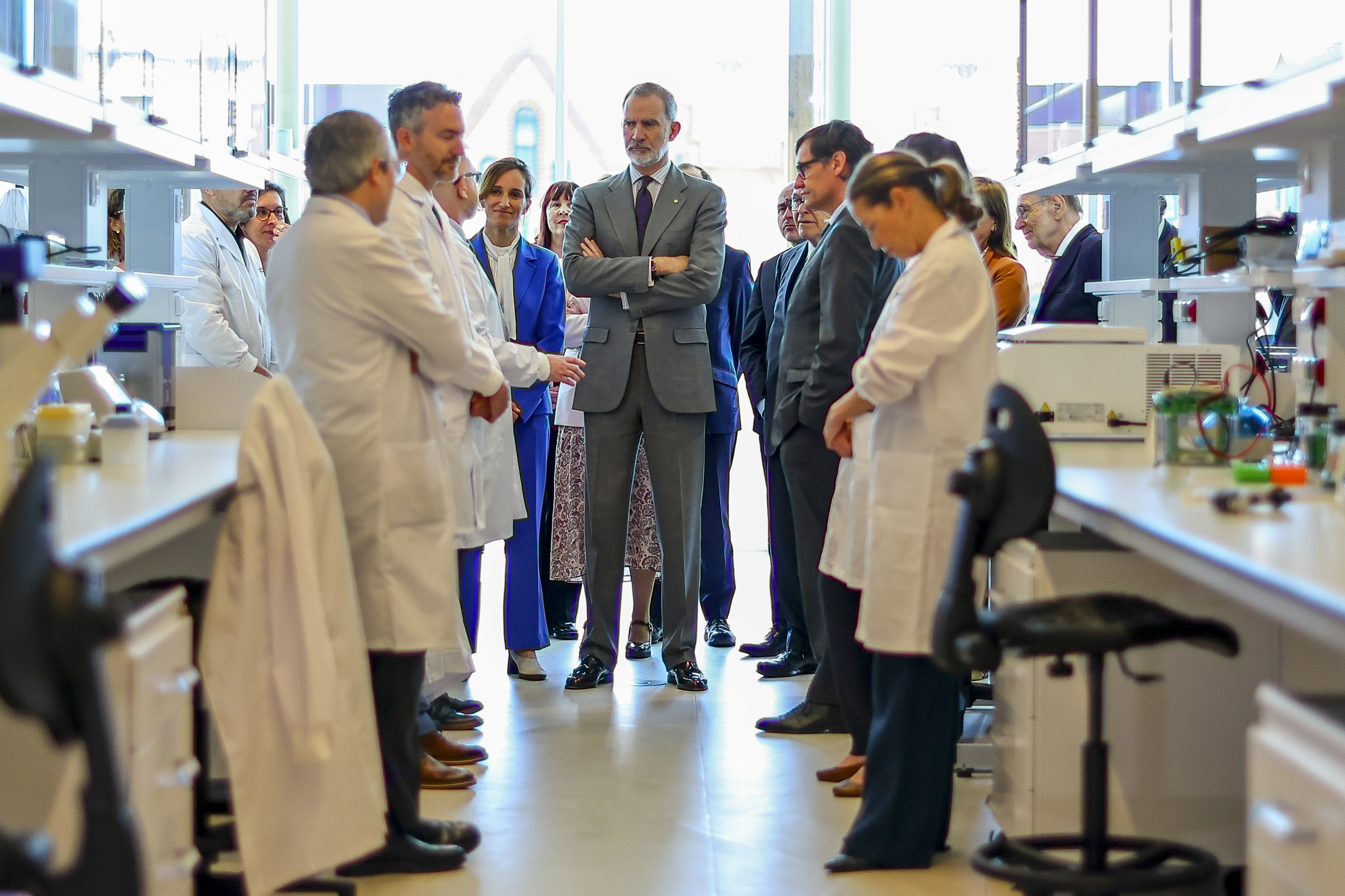 El Rey Felipe VI, junto a la ministra M�nica Garc�a y el 'president' Salvador Illa, en el CaixaResearch Institute.