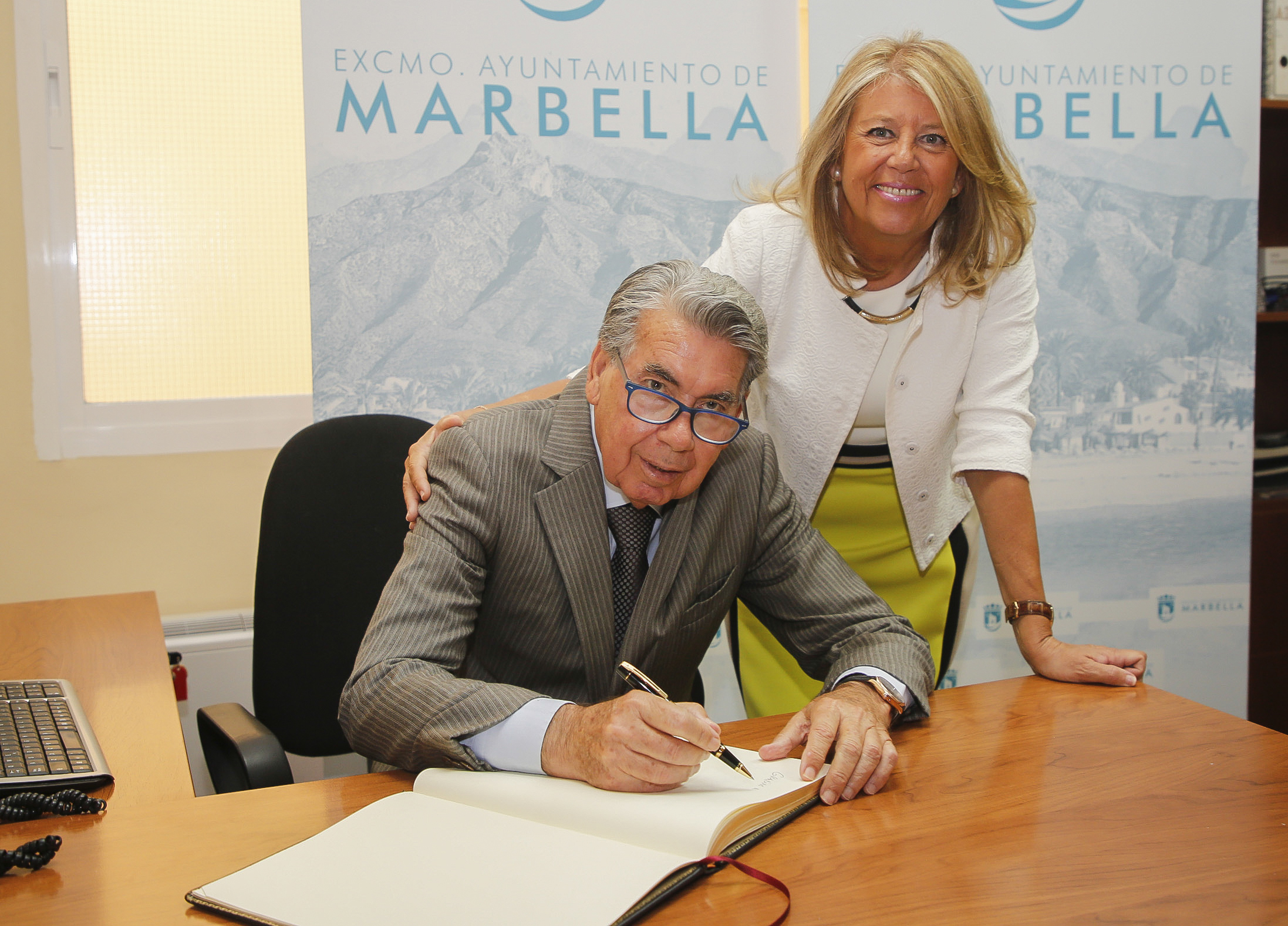 Santana con �ngeles Mu�oz durante su nombramiento como hijo adoptivo de Marbella en 2018.