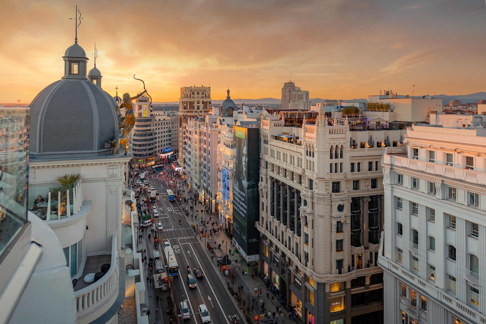 Atardecer en la Gran V�a madrile�a.