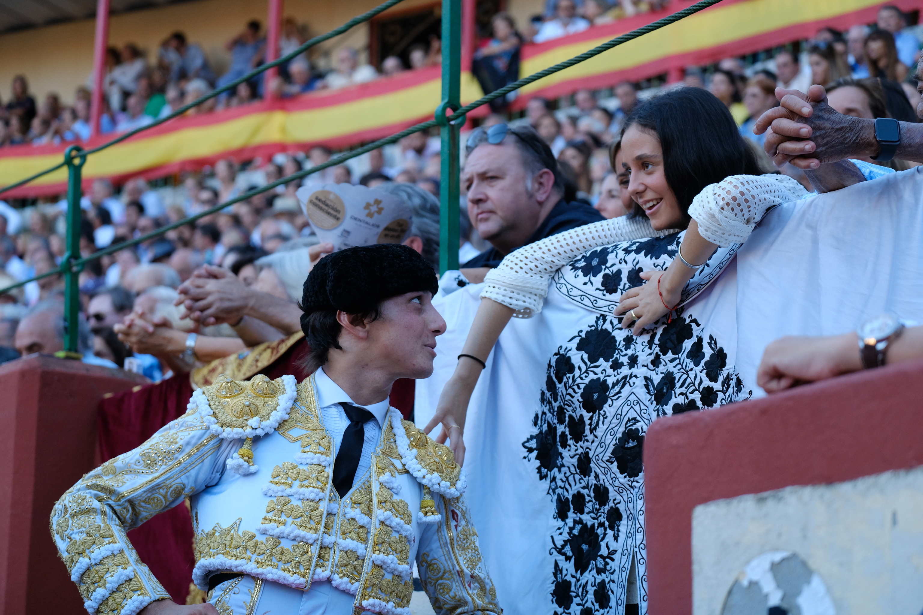 Roca Rey brind�ndole un toro a Vicky Fede, su amiga y dicen que ex amante.