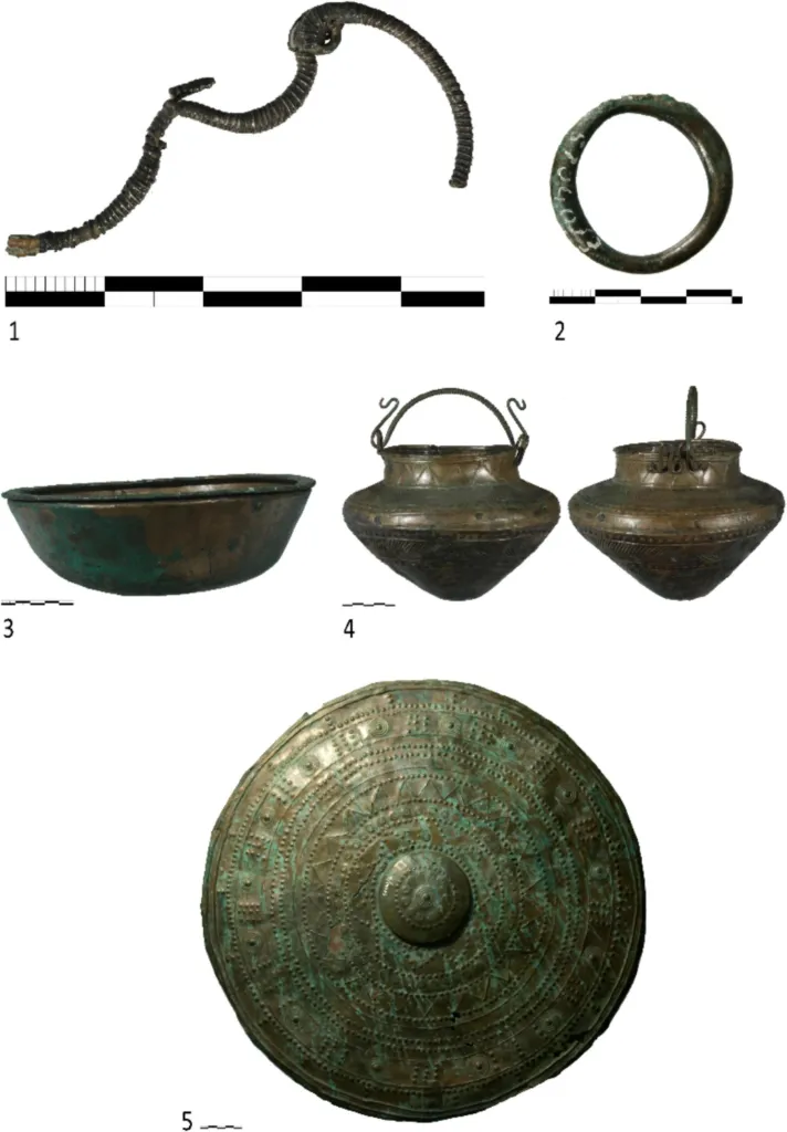 Fíbula, anillo, escudo y recipientes metálicos