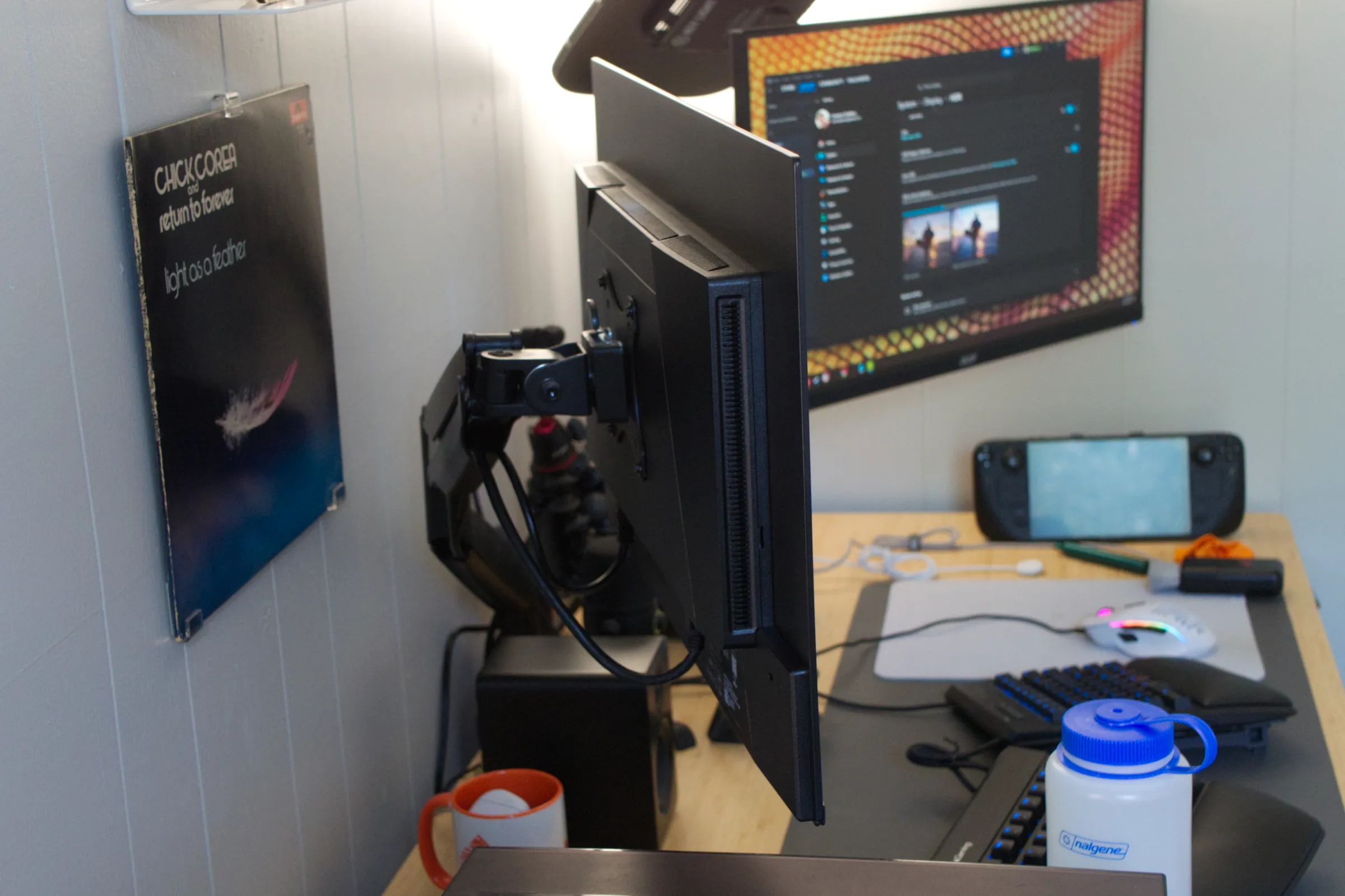 The AW2726DM is just as slim as most other OLED monitors, and I like that it doesn’t have any RGB LEDs.