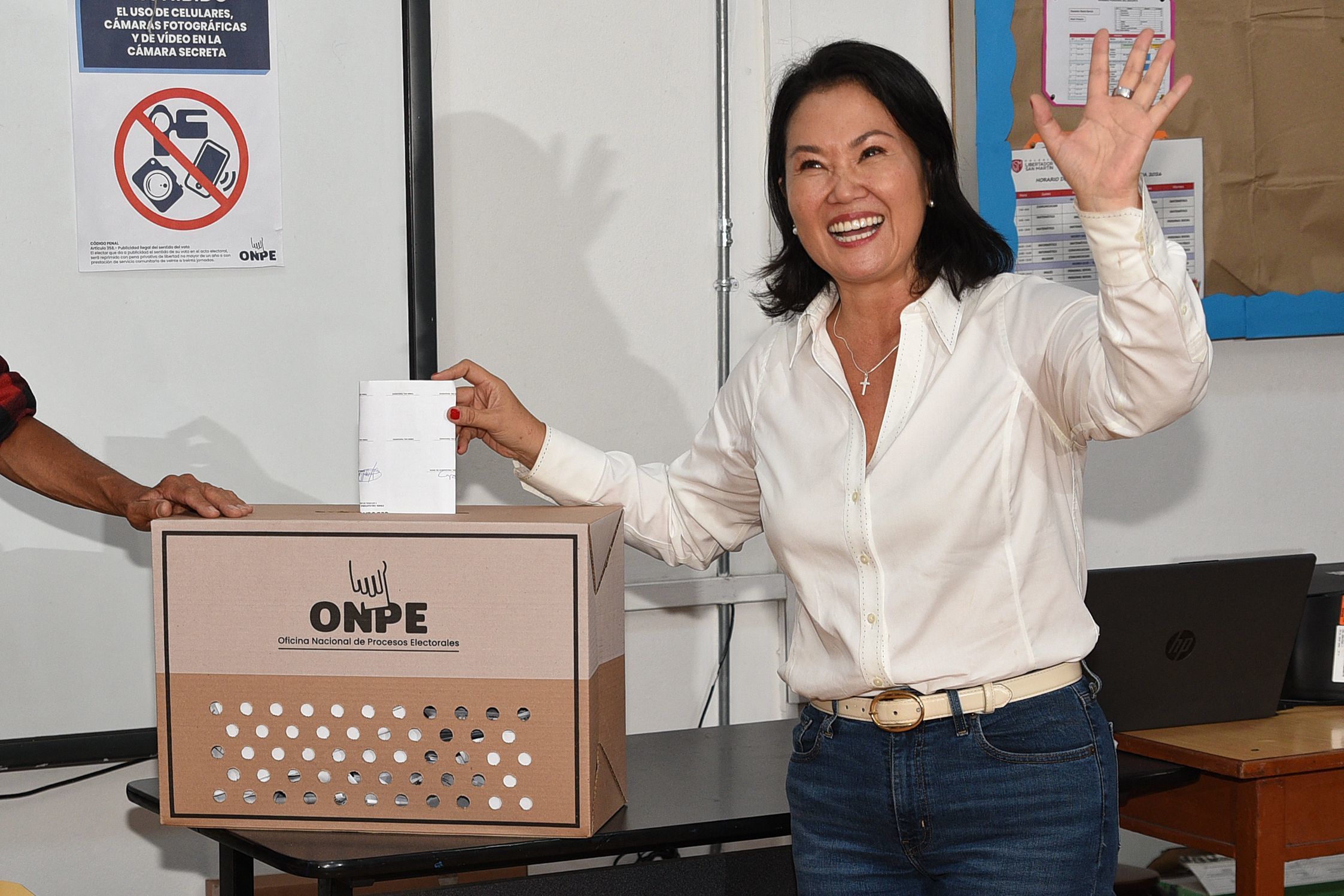 Keiko Fujimori emite su voto en Lima el 12 de abril de 2026, durante las elecciones presidenciales.