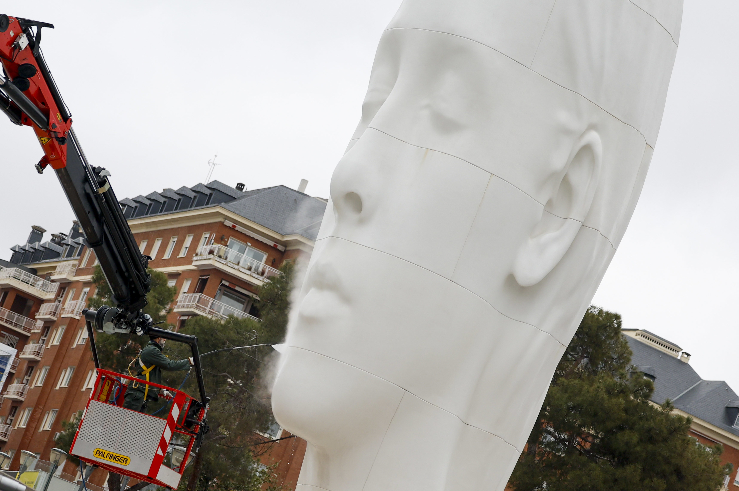 Un operario limpia la escultura 'Julia', el pasado a�o, en Col�n.
