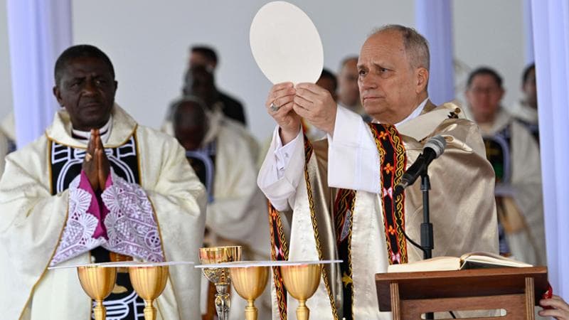 Leone XIV: “Il mondo è devastato da una manciata di tiranni”. Messa con 120mila fedeli a Douala