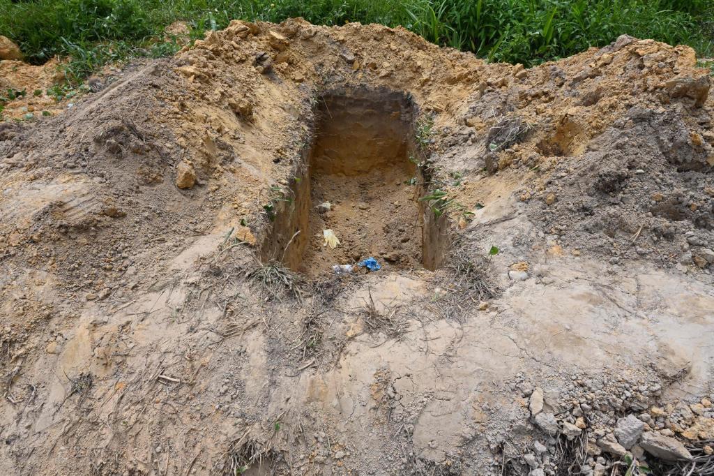 El hoyo que estaban excavando para deshacerse de los cad�veres.