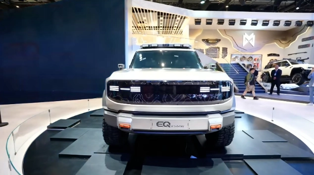 东风汽车全新一代概念车 EQ-REBORN 亮相,致敬 1975 年军车