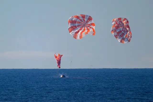 Momento en el que la nave Orion ameriza en el Océano Pacífico tras un viaje hasta la Luna de 10 días.