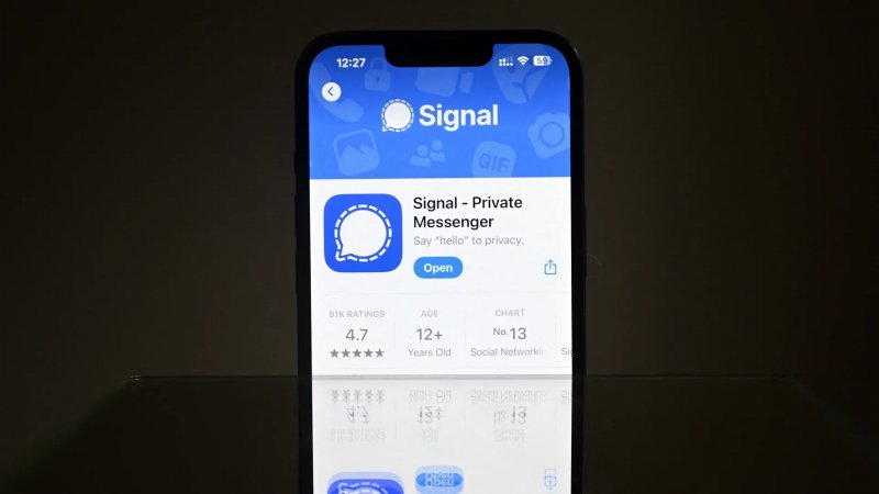 Apple rushes out emergency fix for bug that let FBI read deleted Signal messages Apple rushes out emergency fix for bug that let FBI read deleted Signal messages
