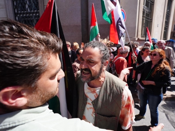 Momentos de tensi�n entre manifestantes en Mil�n.