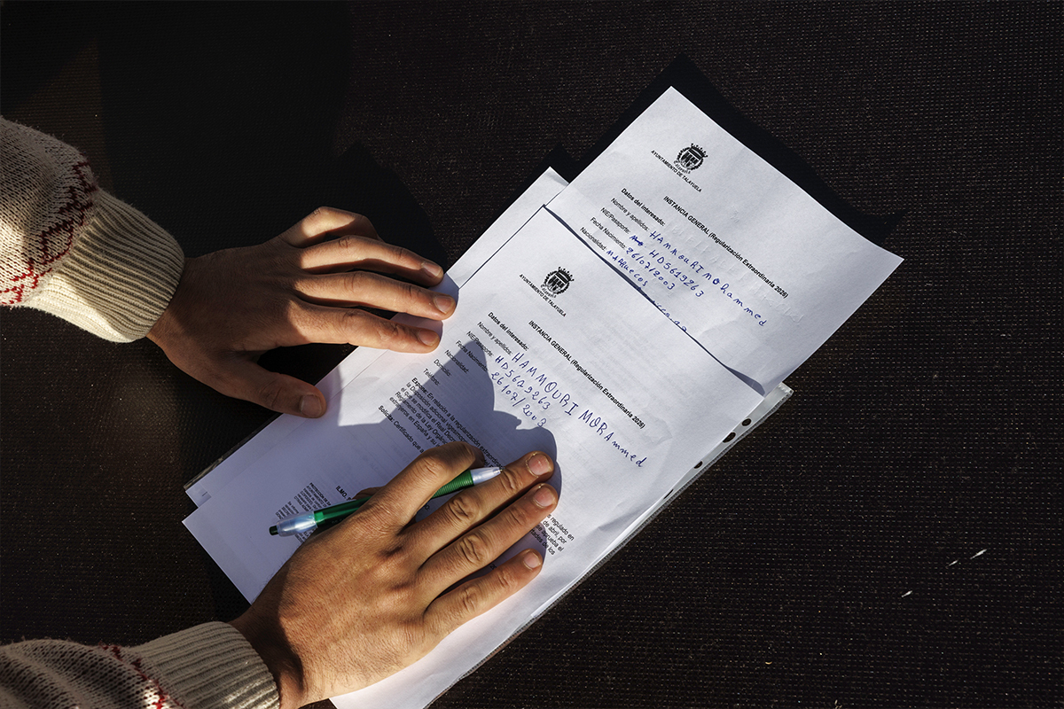 Un inmigrante rellena su solicitud de regularización en España, este pasado miércoles.
