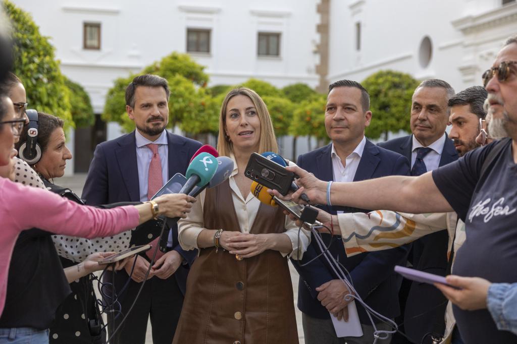 Mar�a Guardiola, junto a �scar Fern�ndez (dcha.), de Vox, al anunciar el acuerdo el jueves.