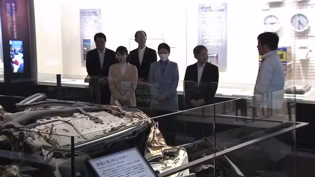 被災パトカーを前に