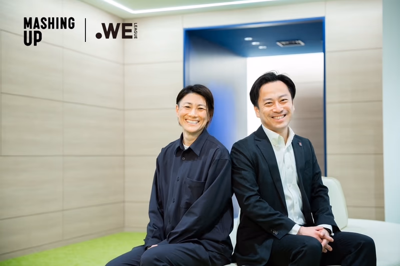 WEリーグ特任理事で元サッカー日本女子代表メンバーの近賀ゆかりさん(左)と、SOMPOホールディングスの田中翔さん(右)。