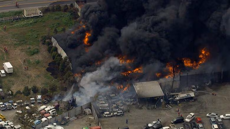 【速報】資材置き場で火事 黒煙が上空まで立ち上り激しく燃える けが人の情報なし 茨城・坂東市|FNNプライムオンライン
