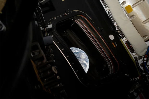 040326-earth-window.jpg 