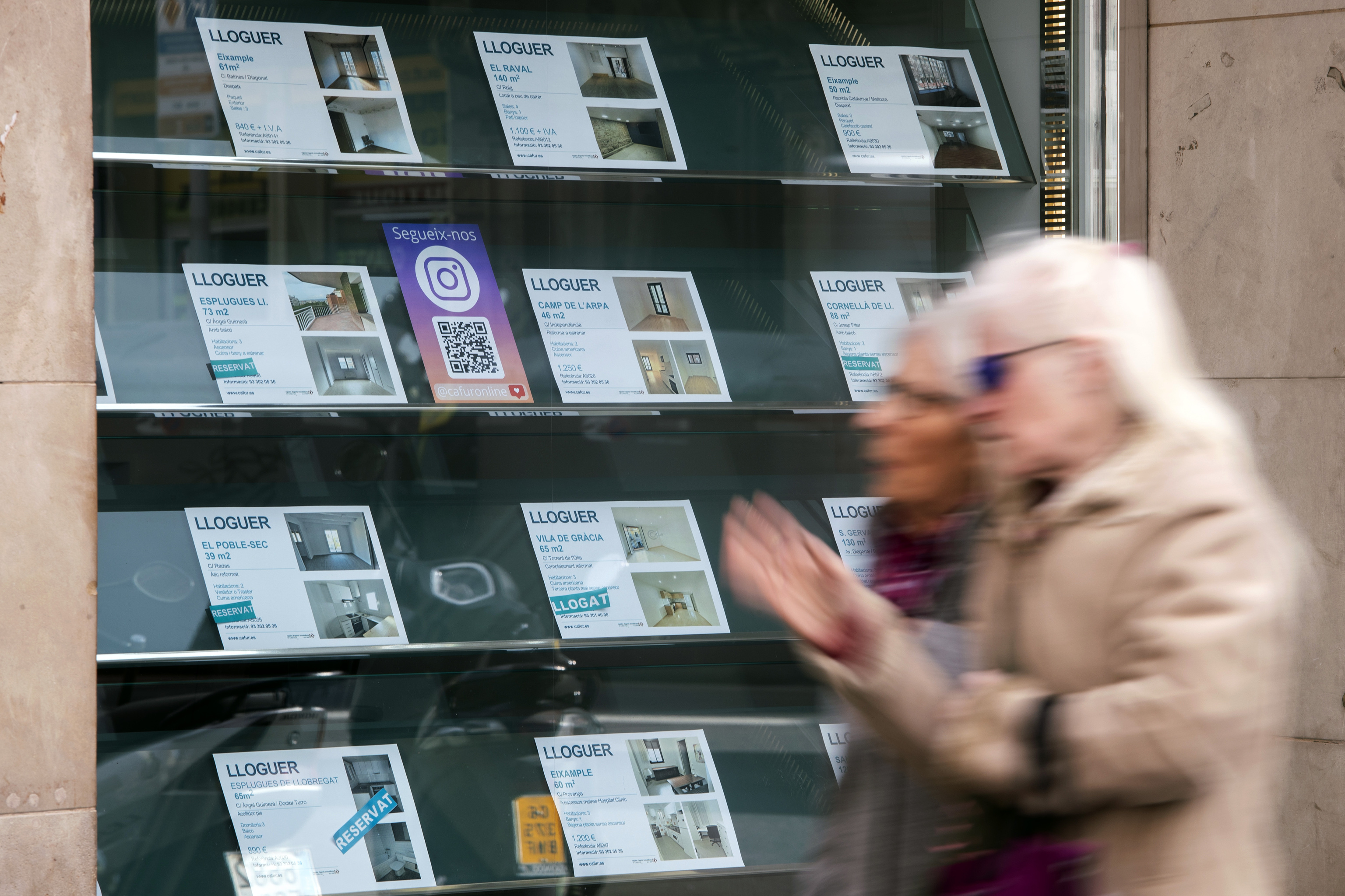 Vista del escaparate de una oficina inmobiliaria de Barcelona