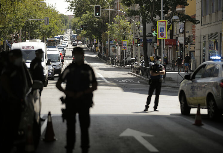 Polic�as en un control de una de las �reas confinadas