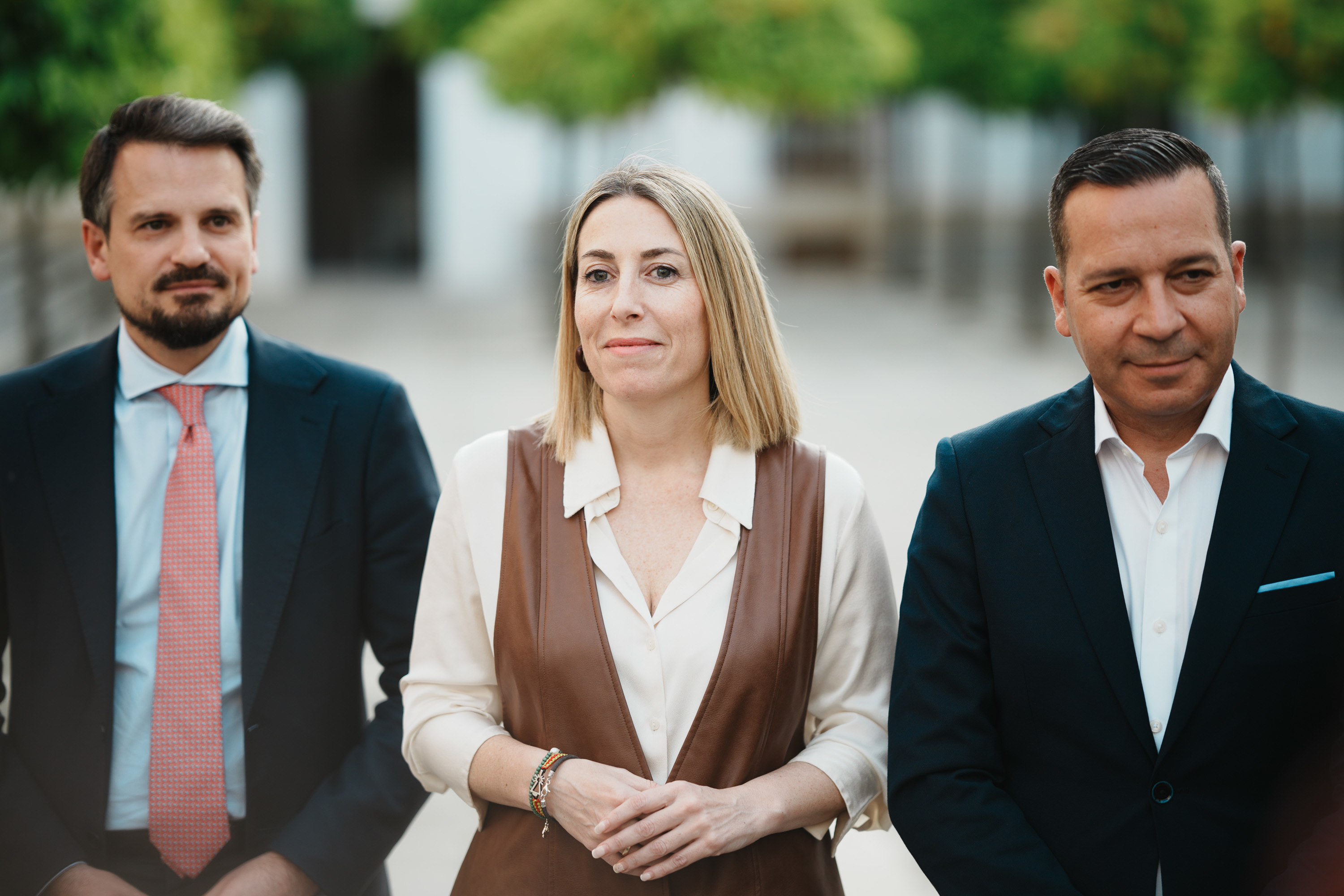 Mar�a Guardiola (PP) y, a la derecha, �scar Fern�ndez (Vox).