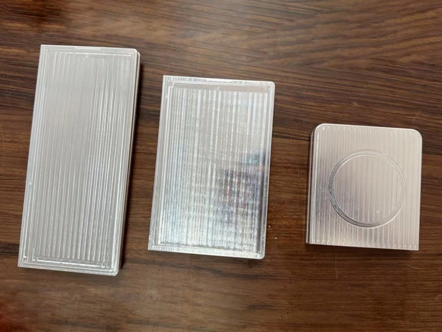 剑指苹果 iPhone Ultra,三星 Galaxy Z Fold8 Wide 阔折叠手机机模曝光 Picture 1