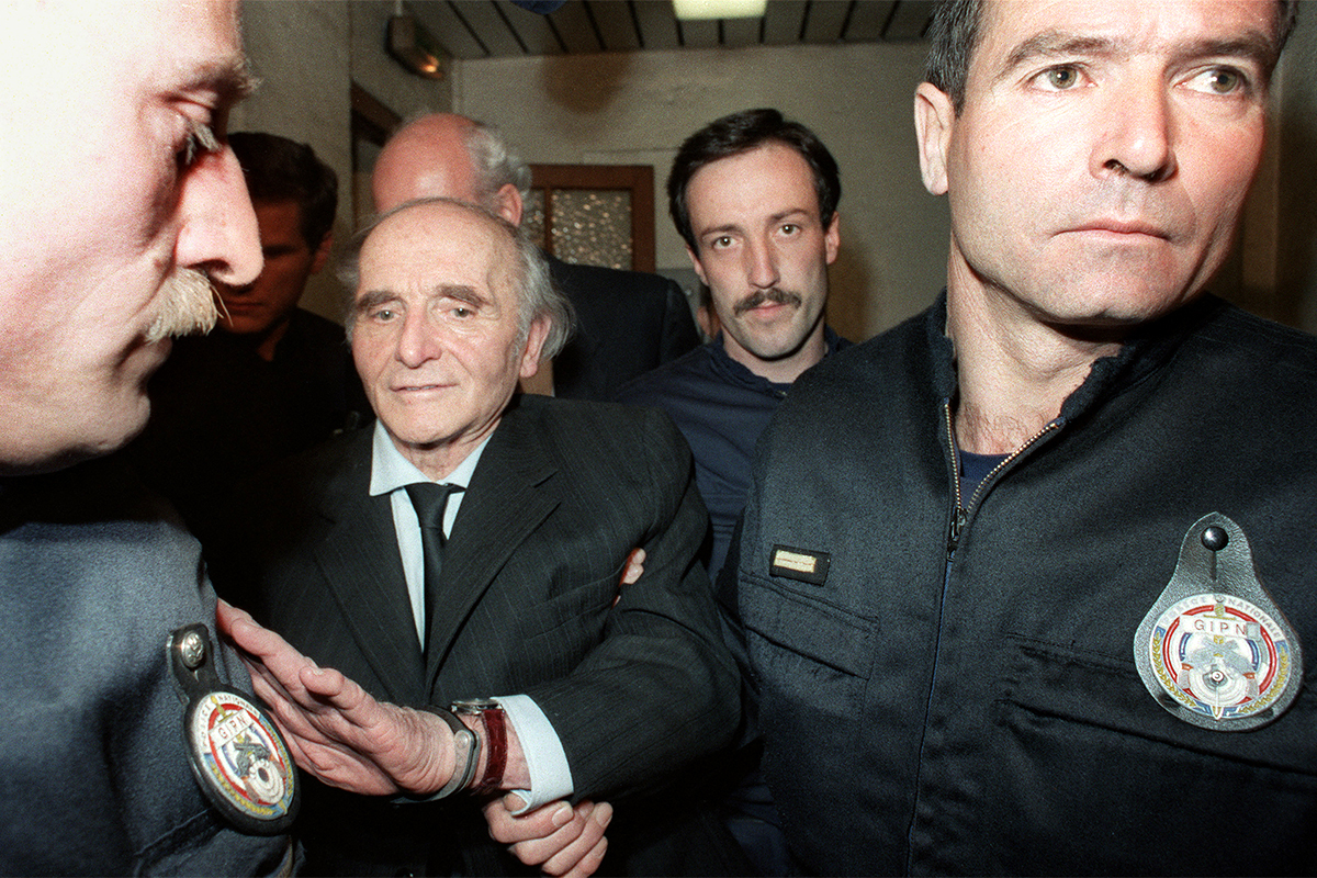 El ex oficial de las SS Klaus Barbie, escoltado al juzgado de Lyon el 13 de mayo de 1987.