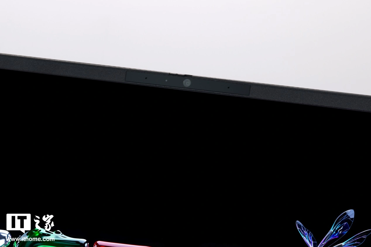 【IT之家开箱】雷神 ZERO Air 15 图赏:仅重 1.54kg 的 OLED 超竞屏轻薄游戏本 图片 9